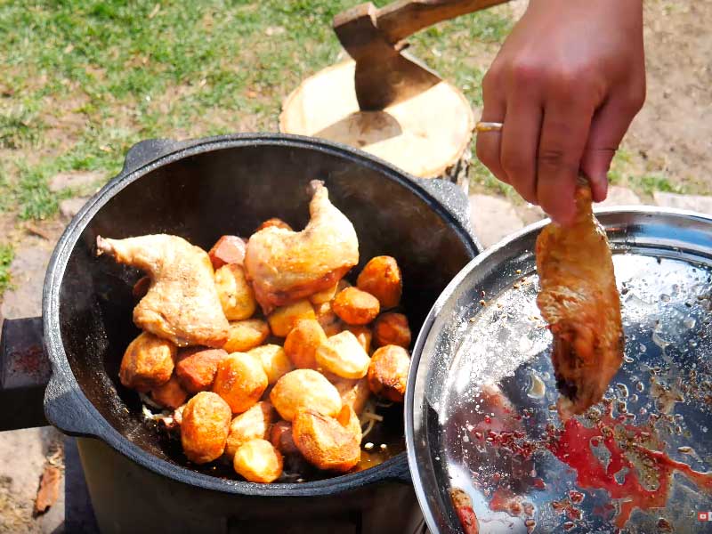 Курица в казане с картошкой и овощами на костре рецепт с фото